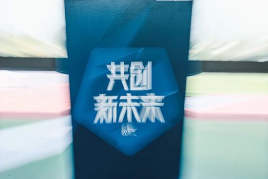 而古天乐则眉头紧缩，一边通话一边手举自己的警方身份信息